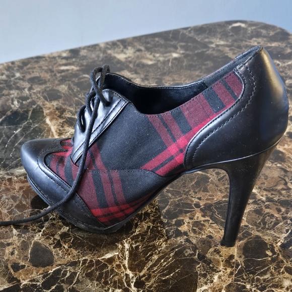 Black and Red Plaid Heels - Picture 3 of 3